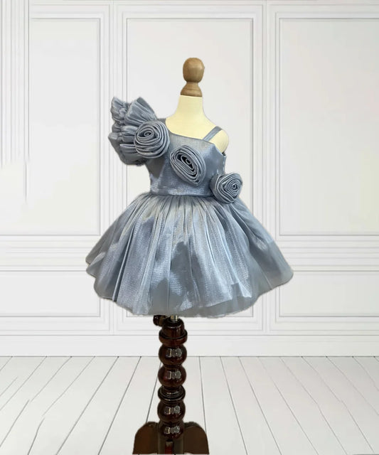 This grey coloured kids birthday wear frock comes with a back zip closure. It features floral detailing that elevates the entire look. Moreover, it comes with a fabric belt to be tied at the back.