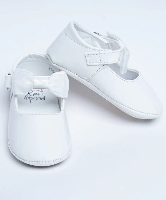 It's a pair of white colored sandals with a round-toe silhouette to add to the look.