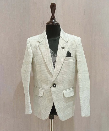 It is elegant light colored check textured blazer that comes with a cool black round neck half sleeve t-shirt. This silhouette features one-button fastening, a cute broach on the peak lapel collar and a pocket square. 