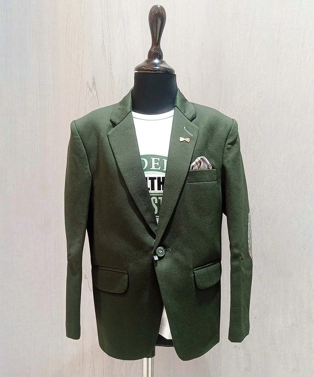 Green Colored blazer that comes with a smart white round neck and half sleeved t-shirt. It features a nice broach, a pocket square and patched elbow detailing.