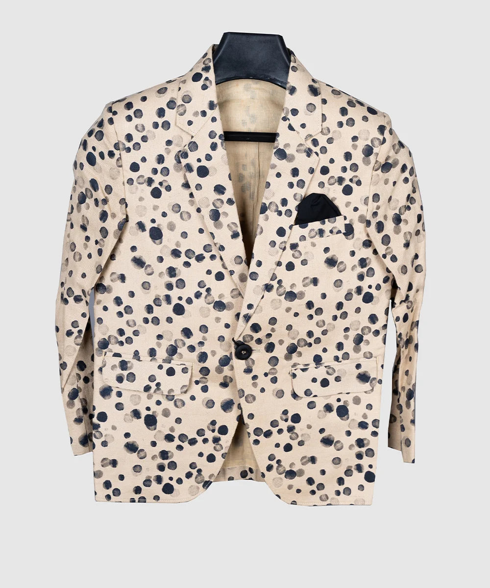 Add a print to your wardrobe with this smart beige colored blazer jacket. Cut with a lapel collar and single breasted button fastening.