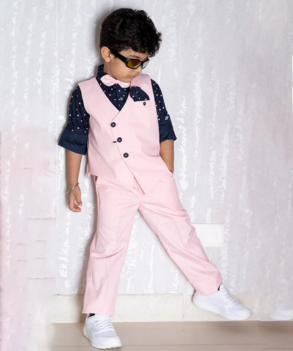 This waistcoat suit set comes with a printed navy blue coloured shirt, light pink coloured waistcoat and matching pants for boys. In addition to that, it is teamed up with a cute broach, a bow and a navy blue pocket square.