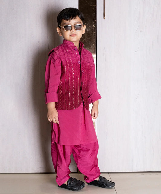 This kurta pajama and jacket set comes with a dark pink colored kurta with full sleeves paired with an elasticated Salwar and the ombre pink jacket that features a stand collar neck and Chickankari pattern.