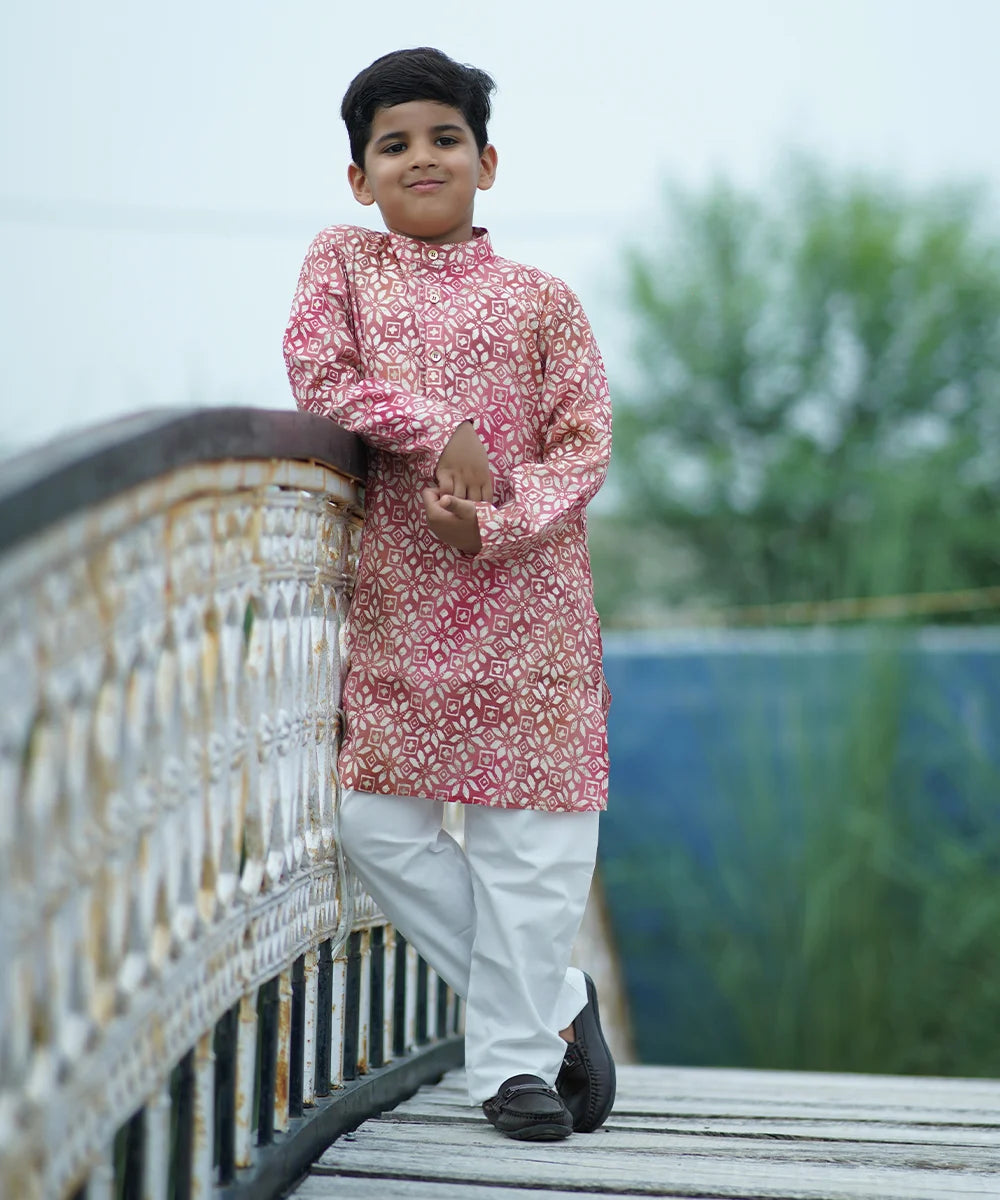 This printed kurta is rendered in onion pink color and paired up with off-white pajama.