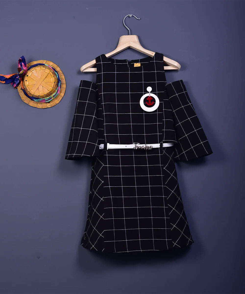  It is a black and white checked dress with a belt. It comes with a cute broach and a belt with a written inscription on it.