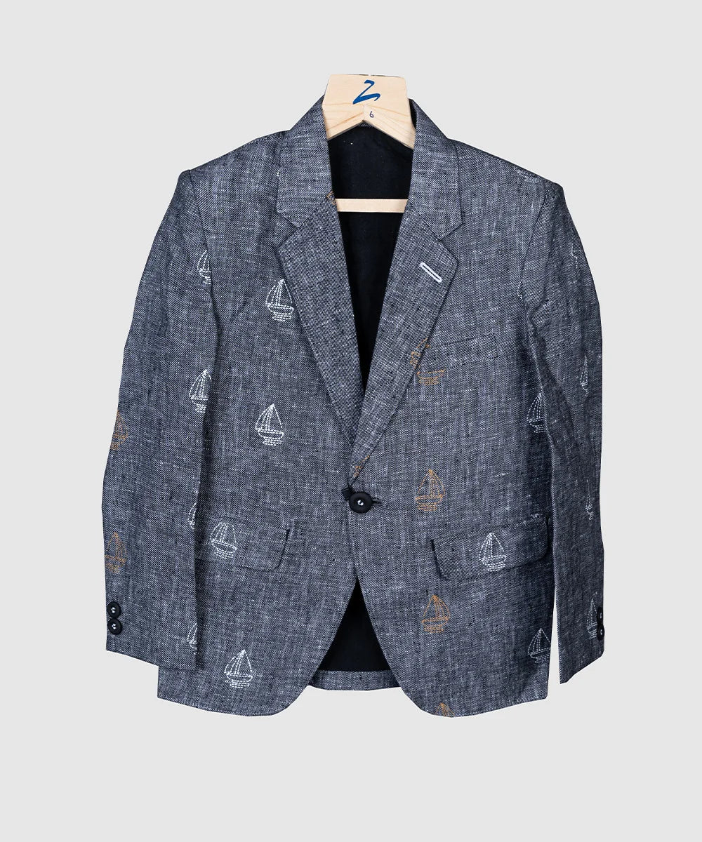 It is a smart grey colored party wear blazer for boys. It features one-button fastening, a notch lapel collar and pockets on both the sides.