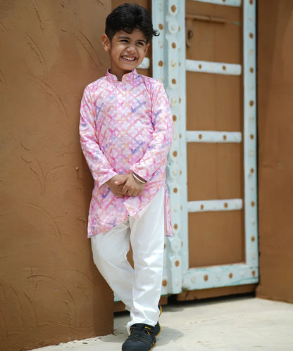 It is an elegant baby pink-coloured check-printed full-sleeved kurta teamed up with a white pyjama, curated with high-quality cotton fabric.