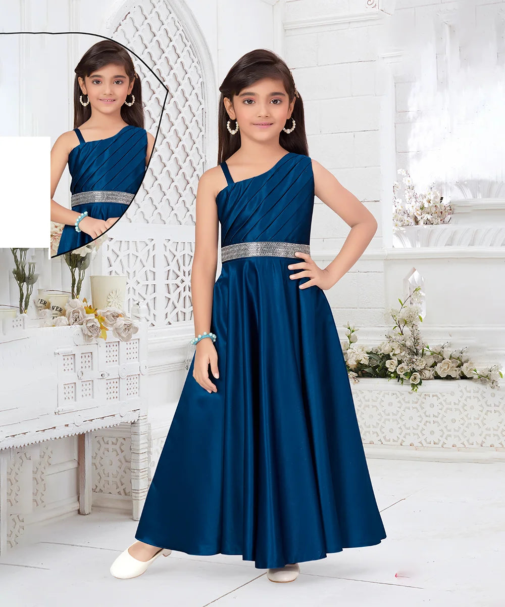 It’s a fancy navy-coloured gown, a perfect children birthday dress as well as girls wedding outfit. It features a beautiful belt detailing on the waist and pleated detailing on the yoke that uplifts the entire look