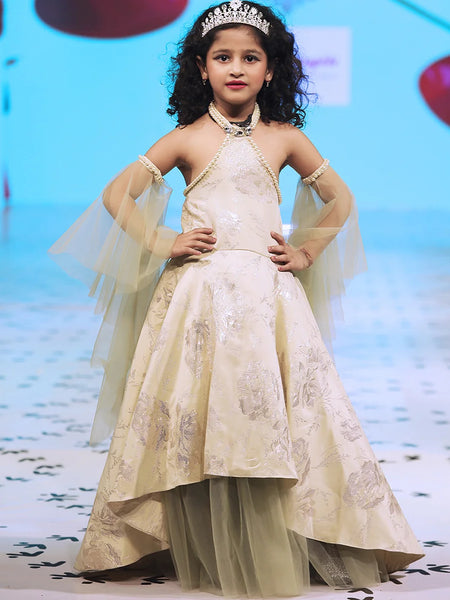  It’s a backless stylish gown for girls that is paired with the detachable sleeves and comes with the back zip closure. It features pearl work on neckline and sleeves that adds elegance to the look.