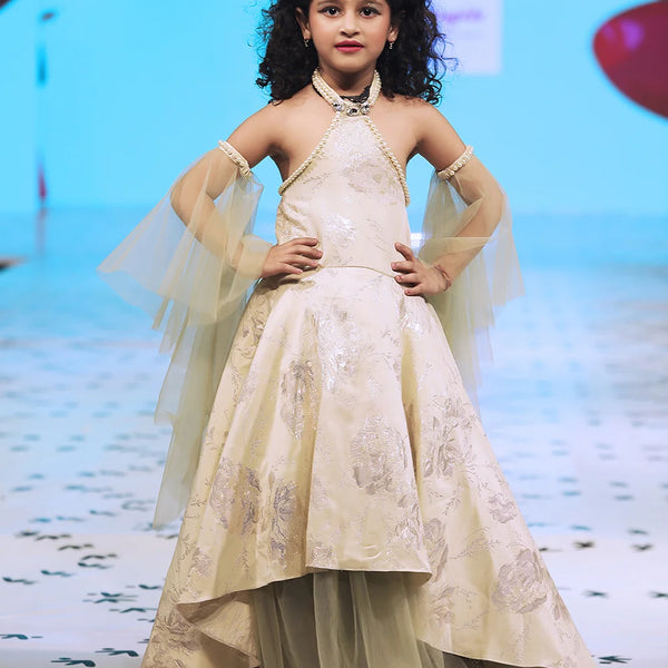  It’s a backless stylish gown for girls that is paired with the detachable sleeves and comes with the back zip closure. It features pearl work on neckline and sleeves that adds elegance to the look.