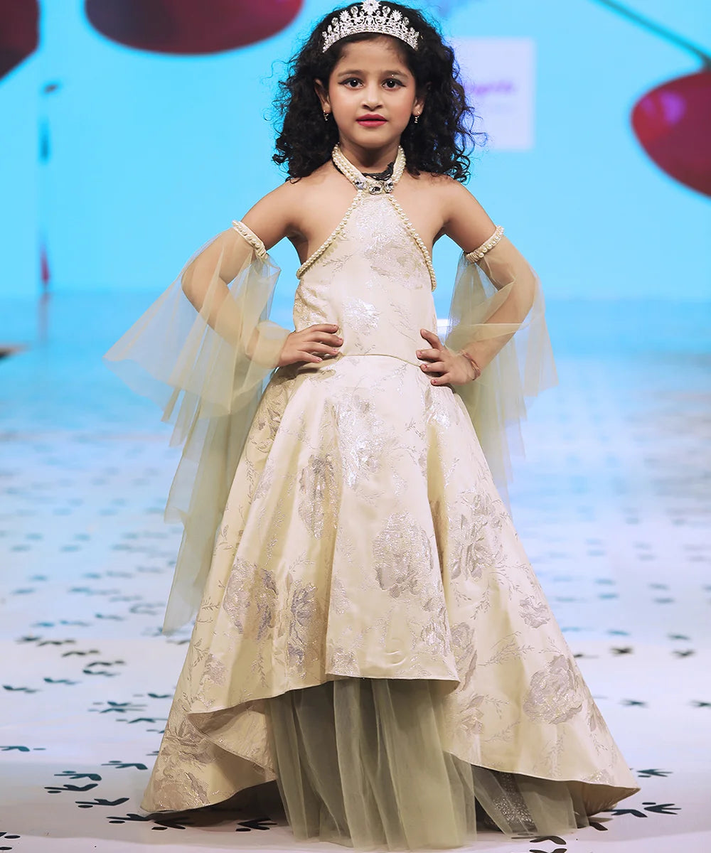  It’s a backless stylish gown for girls that is paired with the detachable sleeves and comes with the back zip closure. It features pearl work on neckline and sleeves that adds elegance to the look.
