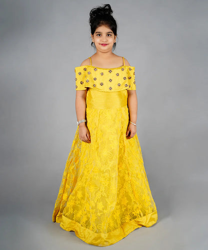 This yellow party gown comes with a back zip closure and ruffle neck. It features floral embroidery detailing on the ruffle neck.
