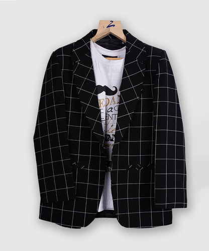 An elegant checked blazer that comes with a half sleeves round neck t-shirt to match the style. This blazer has two pockets in its exterior side. 