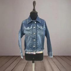 It is a blue denim Jacket for baby girls that comes with a ripped-edge detailing. It features sequin lace at the bottom, an inscription and a butterfly patch detailing at the back giving it a party-ready look.
