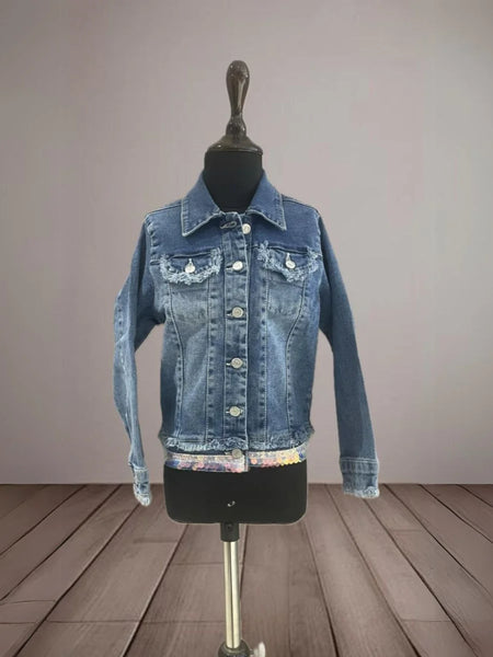 It is a blue denim Jacket for baby girls that comes with a ripped-edge detailing. It features sequin lace at the bottom, an inscription and a butterfly patch detailing at the back giving it a party-ready look.