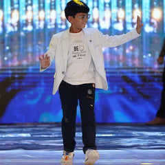 This boys birthday outfit consists of a self-printed light blue coloured Blazer and a matching self-printed white Colored t-shirt. It features a cute broach and a black coloured pocket square.