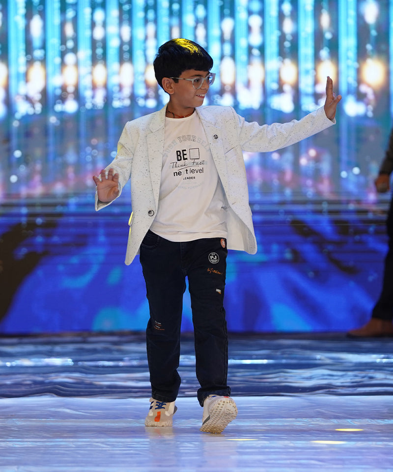 This boys birthday outfit consists of a self-printed light blue coloured Blazer and a matching self-printed white Colored t-shirt. It features a cute broach and a black coloured pocket square.