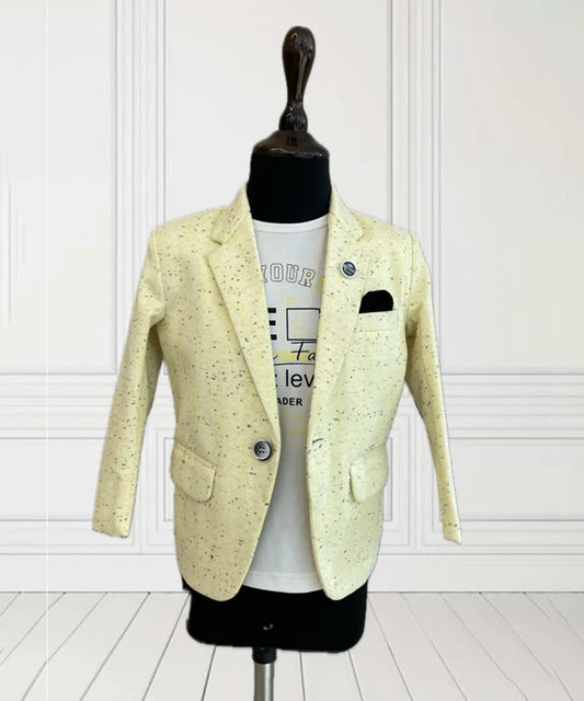 This yellow coloured boys birthday outfit consists of a Blazer and a matching self-printed white Colored t-shirt. It features a cute broach and a black coloured pocket square.