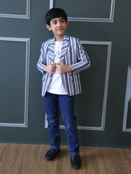 This Blue and white coloured boys wedding outfit consists of a self-striped Blazer and a matching self-printed white Colored t-shirt.
