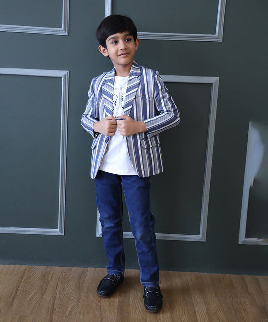 This Blue and white coloured boys wedding outfit consists of a self-striped Blazer and a matching self-printed white Colored t-shirt.