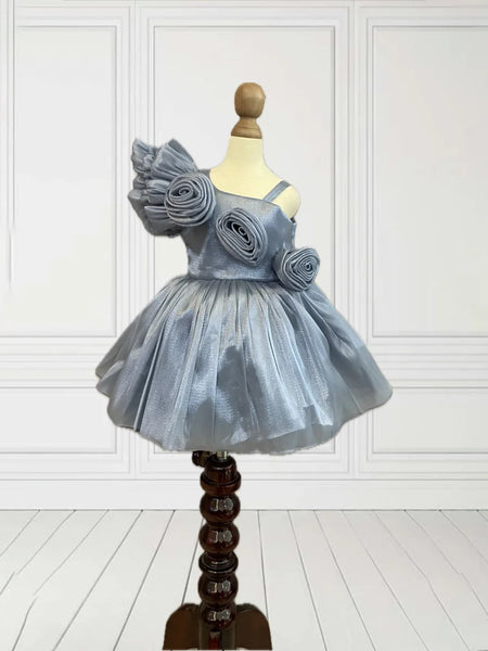 This grey coloured kids birthday wear frock comes with a back zip closure. It features floral detailing that elevates the entire look. Moreover, it comes with a fabric belt to be tied at the back.