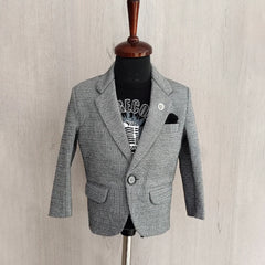 Gray blazer on a mannequin against a light wooden background