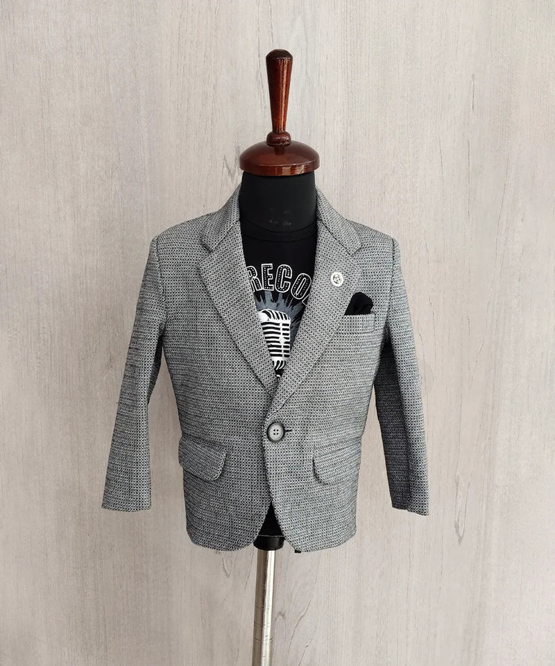 Gray blazer on a mannequin against a light wooden background
