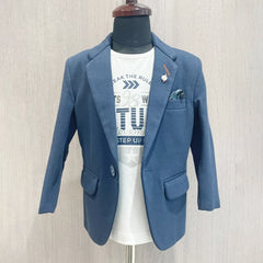 This blazer set consists of a blazer and white Colored T-shirt. It is a perfect wedding wear for boys. It features a broach, printed pocket square and elbow patch detailing on sleeves that adds grace to the look.