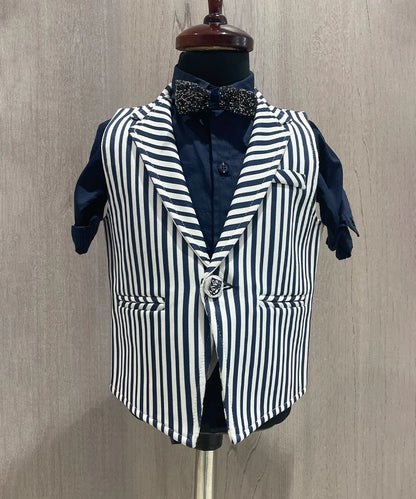  This boys party clothes set consists of a Self-Striped Colored waistcoat and a navy shirt. It features a matching shimmer bow that adds grace to the look.