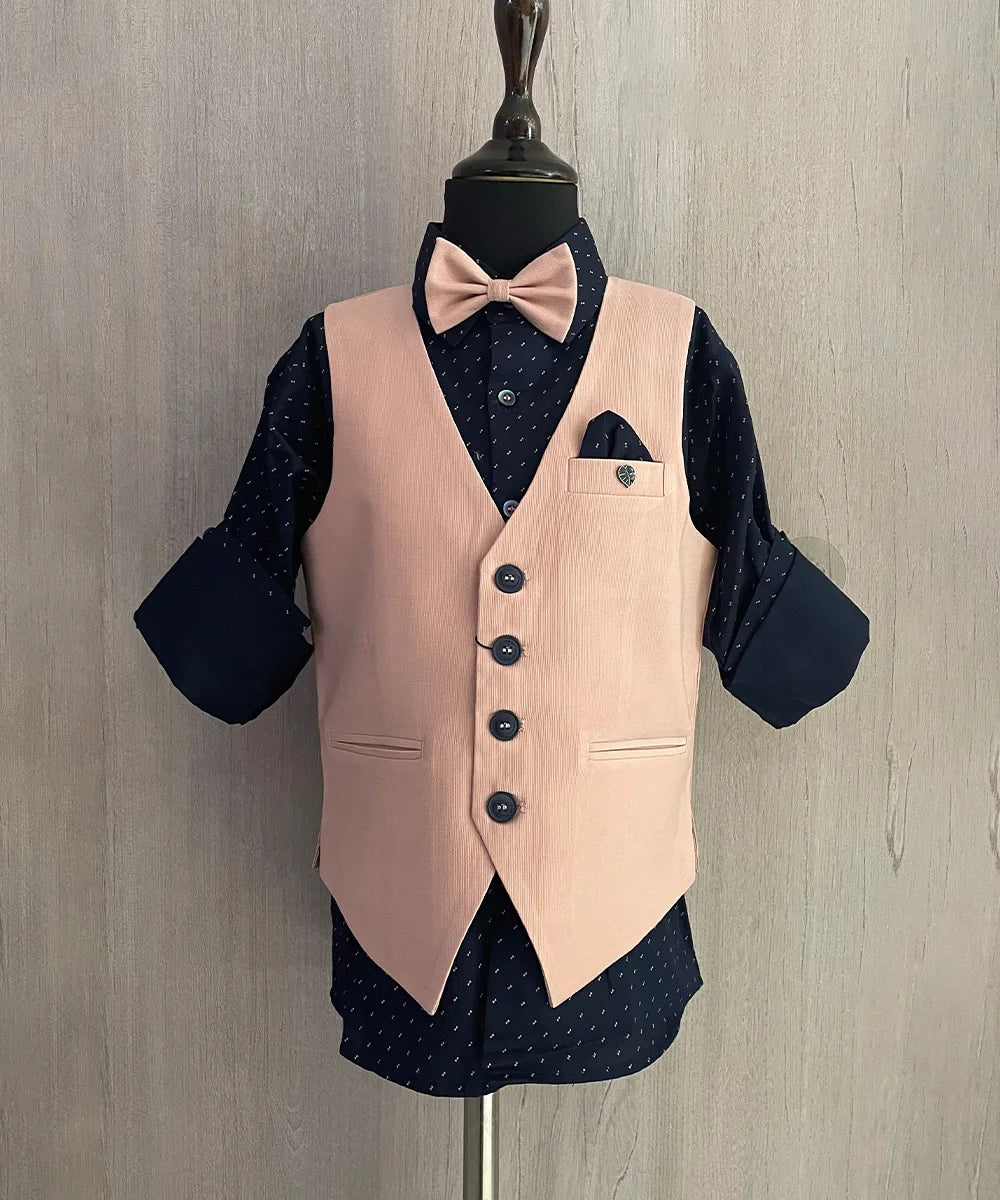 This boys party clothes set consists of a light pink Colored waistcoat, matching pants and a self-printed blue Coloured shirt. It features a matching bow, a cute broach and a printed pocket square that uplifts the entire look.
