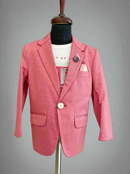  This Pink Colored blazer set consists of a blazer and a white Colored T-shirt. It is a perfect wedding wear for boys. It features a broach and printed pocket square that uplifts the look.