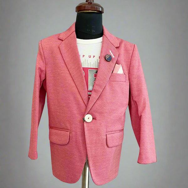  This Pink Colored blazer set consists of a blazer and a white Colored T-shirt. It is a perfect wedding wear for boys. It features a broach and printed pocket square that uplifts the look.