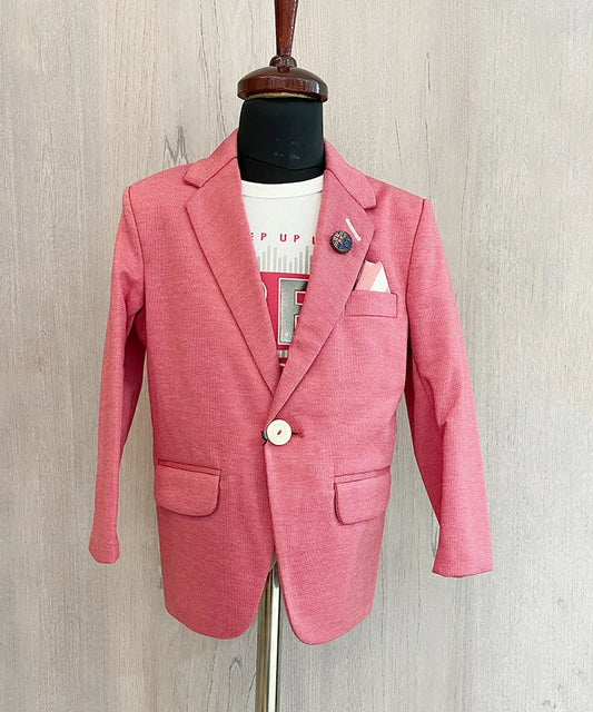  This Pink Colored blazer set consists of a blazer and a white Colored T-shirt. It is a perfect wedding wear for boys. It features a broach and printed pocket square that uplifts the look.