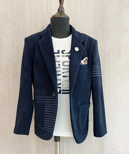 This children birthday dress consists of a Blazer and a matching Self-printed white colored t-shirt. It features stripes detailing, a cute broach and a printed pocket square.