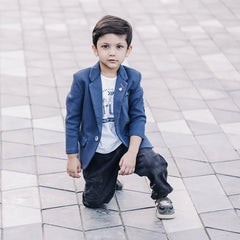 This blazer set consists of a blazer and white Colored T-shirt. It is a perfect wedding wear for boys. It features a broach, printed pocket square and elbow patch detailing on sleeves that adds grace to the look.