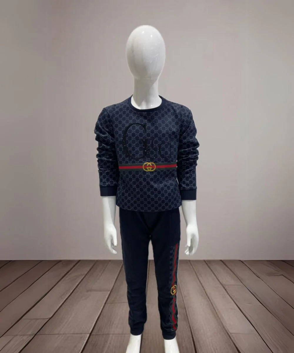 It is a navy-coloured co-ord set for boys that comes with a Gucci inscription and logo print detailing.