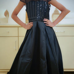 Best shimmer gown for girls, black sleeveless dress with puffed shoulders