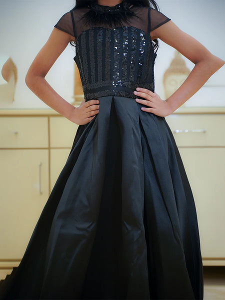 Best shimmer gown for girls, black sleeveless dress with puffed shoulders