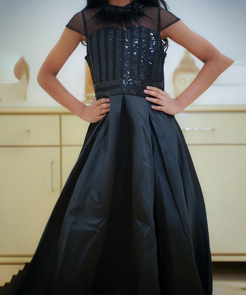 Best shimmer gown for girls, black sleeveless dress with puffed shoulders