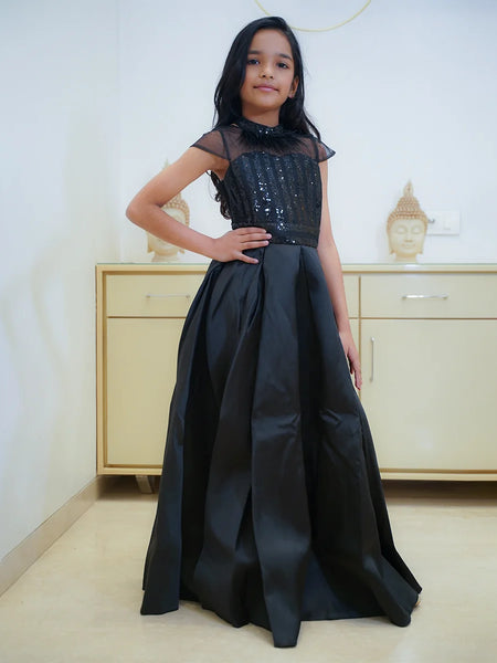 Black shimmer gown for girls, glass chiffon, full length, perfect for parties in Jaipur
