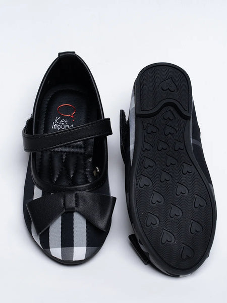 It's a pair of classic black Colored self-checked sandals for girls for party. It features patterned synthetic outsole, and bow detailing on the sandals.