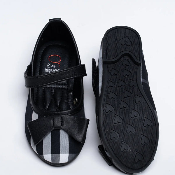 It's a pair of classic black Colored self-checked sandals for girls for party. It features patterned synthetic outsole, and bow detailing on the sandals.