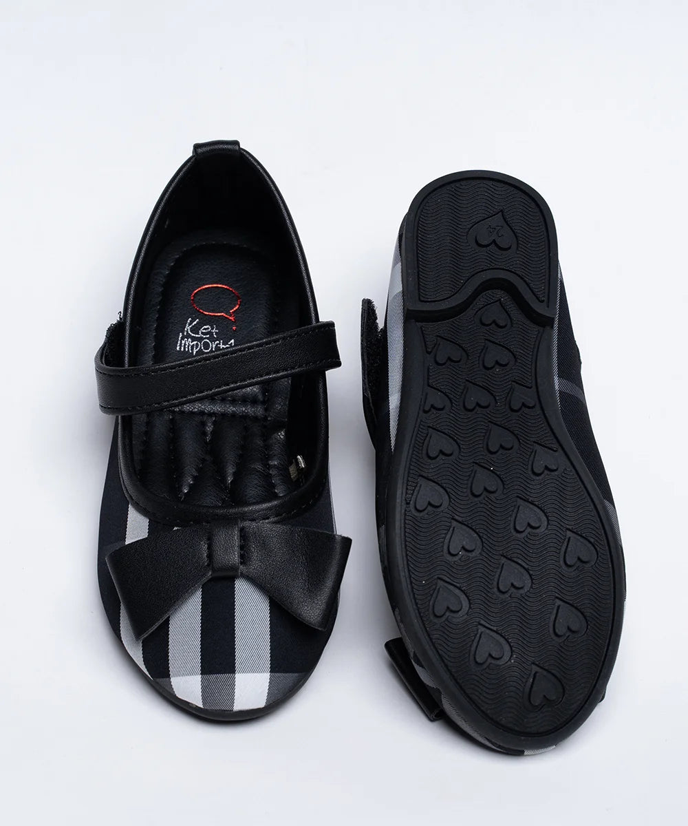 It's a pair of classic black Colored self-checked sandals for girls for party. It features patterned synthetic outsole, and bow detailing on the sandals.