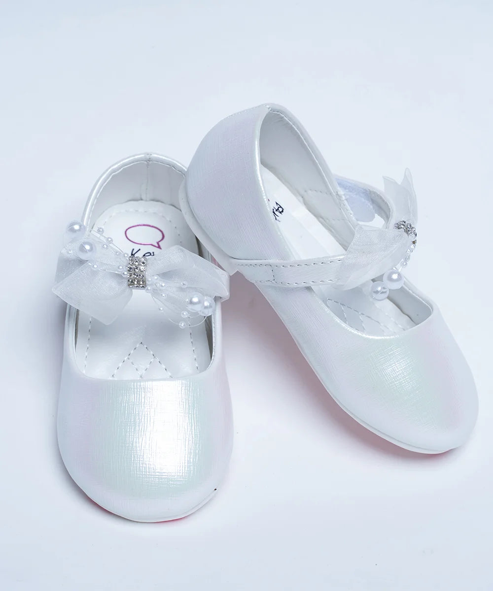 It's white-coloured party sandals with a round-toe for girls. It features bow and pearl detailing on the belt.