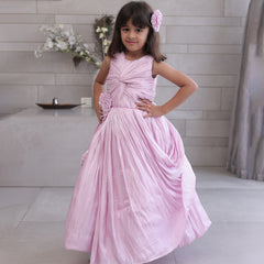 This pink coloured baby birthday party dress consists of a gown with beautiful floral and knot detailing. Moreover, it comes with a fabric belt to be tied at the back.