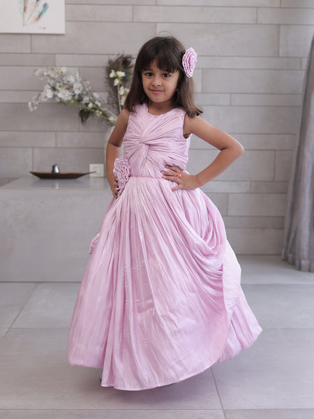 This pink coloured baby birthday party dress consists of a gown with beautiful floral and knot detailing. Moreover, it comes with a fabric belt to be tied at the back.