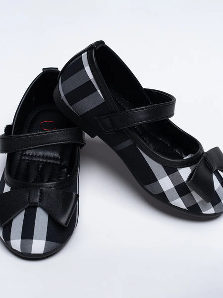  It's a pair of classic black Colored self-checked sandals for girls for party. It features patterned synthetic outsole, and bow detailing on the sandals.
