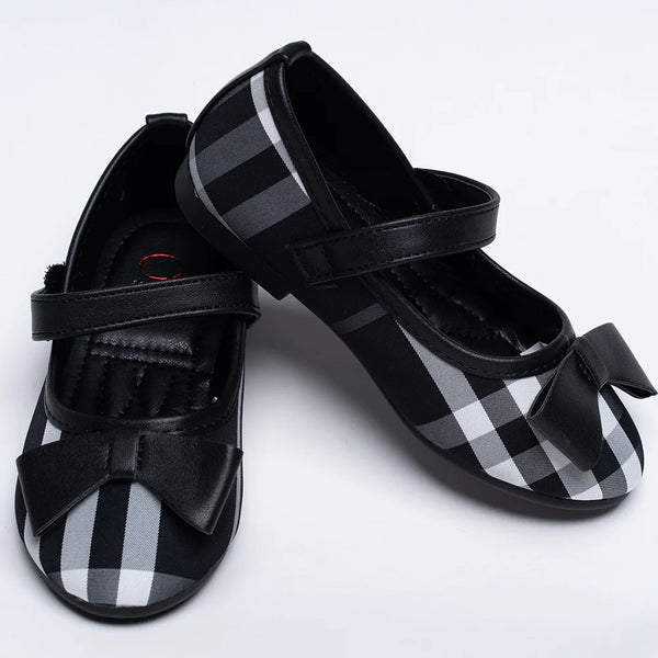  It's a pair of classic black Colored self-checked sandals for girls for party. It features patterned synthetic outsole, and bow detailing on the sandals.