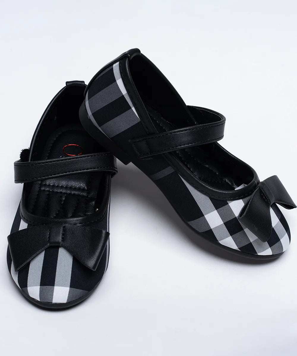 It's a pair of classic black Colored self-checked sandals for girls for party. It features patterned synthetic outsole, and bow detailing on the sandals.