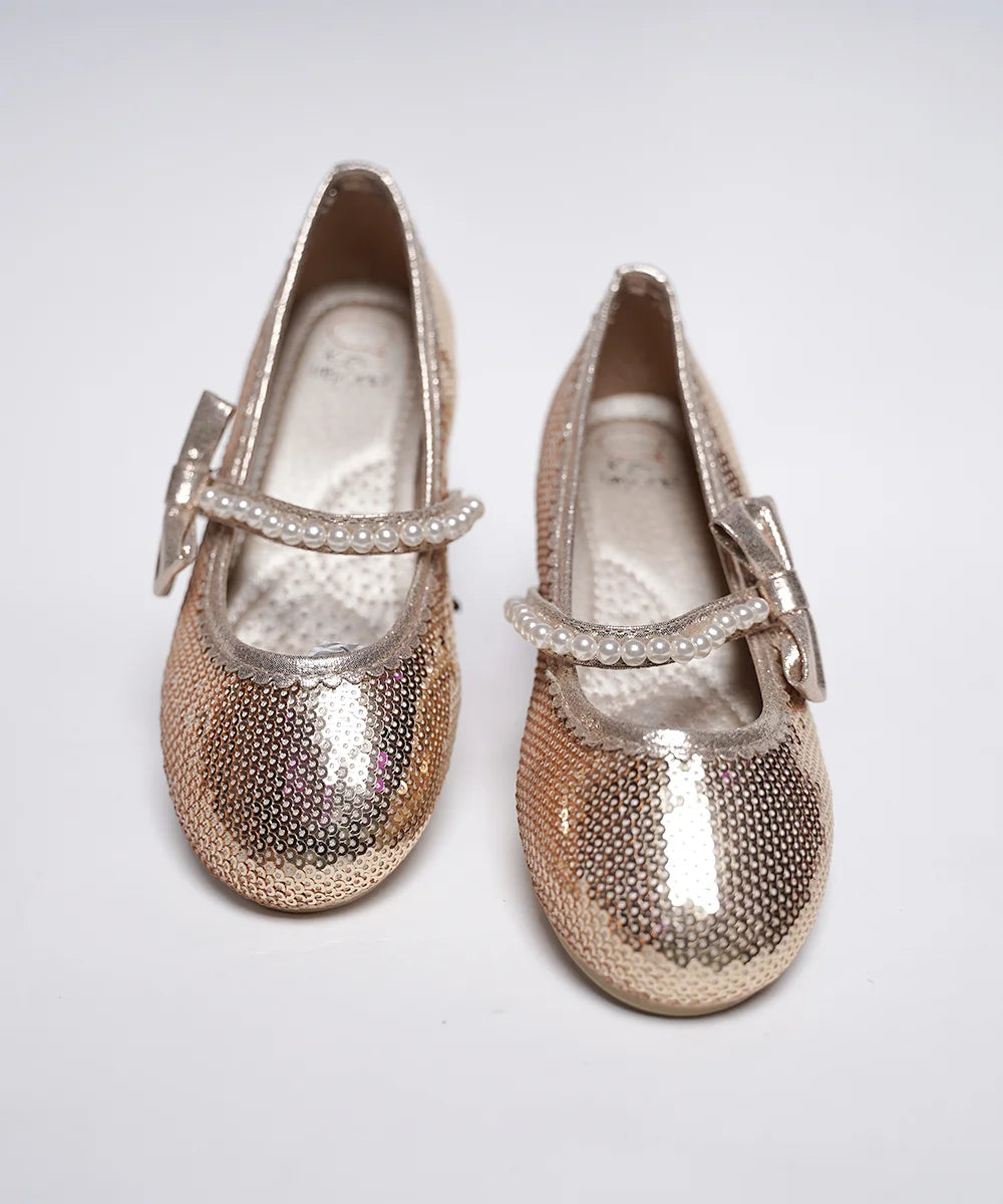  It's a pair of golden comfortable sandals with a round-toe silhouette. It features pearl and bow detailing on the belt.